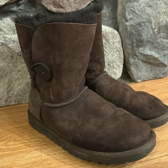 UGG Bailey Button Short Chocolate brown Sherpa lined‎ boots women’s size 8 - Picture 1 of 6